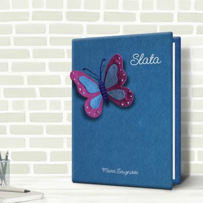Ordner mit Filzbezug und 3D-Schmetterling mit eingesticktem Namen und Titel - Blau